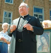 photo of Bishop Morlino leading rosary outside abortion clinic
